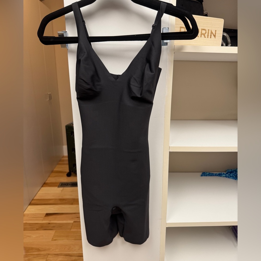 SKIMS onyx unlined plunge mid thigh Bodysuit